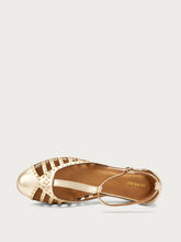 T-Strap-Sandalen aus laminiertem Leder mit Nieten - Platin | FRAU