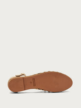 T-Strap-Sandalen aus laminiertem Leder mit Nieten - Platin | FRAU