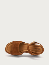 Sandalen mit Keilabsatz aus Veloursleder - Gebrannt | FRAU