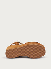 Sandalen mit Keilabsatz aus Veloursleder - Gebrannt | FRAU