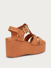 Gladiatorsandalen aus Leder mit Keilabsatz - Nussbaum | FRAU