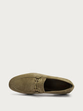 Dekonstruierter Mokassin aus Veloursleder mit Horsebit - Thymian | FRAU