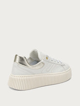 Sneaker mit dekorativen Steppnähten - Weißgold | FRAU