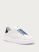 Sneaker aus Leder mit Einsätzen in Kontrastfarbe - KREIDENacht | FRAU