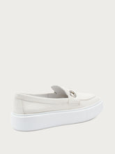 Slip-On aus Leder mit Ösen - Weiß | FRAU