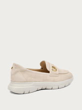 Extraleichter Slip-On aus Veloursleder mit Ösen - Ecru | FRAU