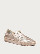 Slip-On aus laminiertem gelasertem Leder - Platin | FRAU