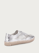 Sneaker aus gelasertem laminiertem Leder - Silber | FRAU