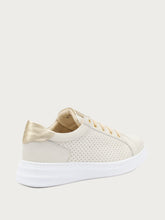 ComfortTech-Sneaker aus gestanztem Nubukleder - Creme | FRAU