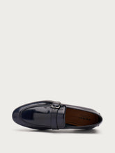 Eleganter Mokassin aus glänzendem Leder mit Schnalle - Blau | FRAU