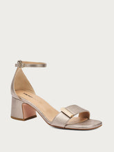 Sandale aus laminiertem Leder mit Absatz - Bronze | FRAU