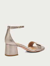 Sandale aus laminiertem Leder mit Absatz - Bronze | FRAU