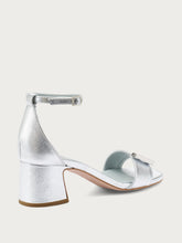 Sandale aus laminiertem Leder mit Absatz - Silber | FRAU
