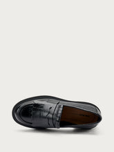 Creased leather loafers with fringing - Black | FRAU