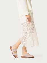 Pantoletten aus Veloursleder mit Schnalle in abgestimmter Farbe - Sirup | FRAU