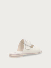 Pantoletten aus Leder mit Schnalle in abgestimmter Farbe - Off White | FRAU