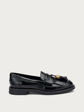 Creased polished leather loafers with tassels - Black | FRAU
