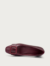 Creased-effect leather pumps with buckle - Bordeaux | FRAU