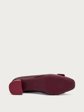 Creased-effect leather pumps with buckle - Bordeaux | FRAU