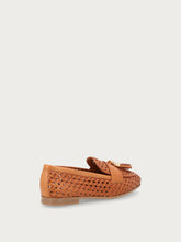 Mocassino in pelle intrecciata con nappine - Cognac | FRAU