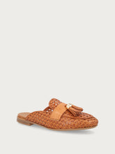 Sabot in pelle intrecciata con nappine - Cognac | FRAU
