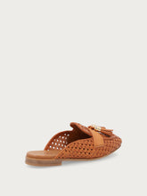 Sabot in pelle intrecciata con nappine - Cognac | FRAU