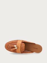 Sabot in pelle intrecciata con nappine - Cognac | FRAU