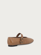 Beige vintage leather ballet flats with strap - Safari | FRAU