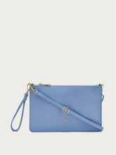 Clutch aus Leder mit Kette - Jeansblau | FRAU