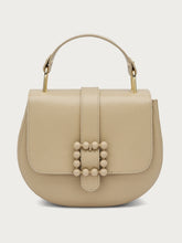 Starre Tasche aus Leder mit Accessoire - Sand | FRAU