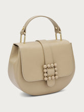 Starre Tasche aus Leder mit Accessoire - Sand | FRAU