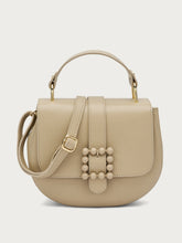 Starre Tasche aus Leder mit Accessoire - Sand | FRAU