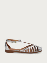 T-Strap-Sandalen aus laminiertem Leder mit Nieten - Platin | FRAU