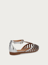 Sandali T-bar in pelle laminata con borchiette - Argento | FRAU