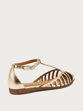 T-Strap-Sandalen aus laminiertem Leder mit Nieten - Platin | FRAU