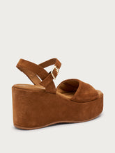 Sandalen mit Keilabsatz aus Veloursleder - Gebrannt | FRAU