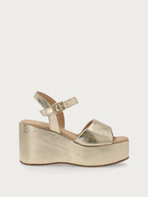Sandali in pelle laminata con zeppa - Platino | FRAU
