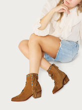 Ankle Boot aus Veloursleder mit Fransen - Roggen | FRAU