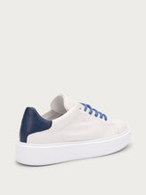 Sneaker aus Leder mit Einsätzen in Kontrastfarbe - KREIDENacht | FRAU