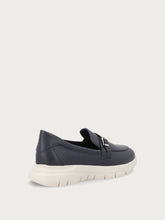 Extraleichter Slip-On aus Leder mit kleiner Zierschnalle - Blau | FRAU