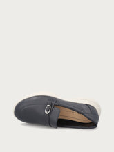 Extraleichter Slip-On aus Leder mit kleiner Zierschnalle - Blau | FRAU