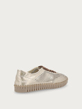 Sneaker aus gelasertem laminiertem Leder - Platin | FRAU