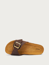 Pantolette mit Riemen aus gefettetem Nubukleder mit Fußbett aus Kork - Dunkelbraun | FRAU