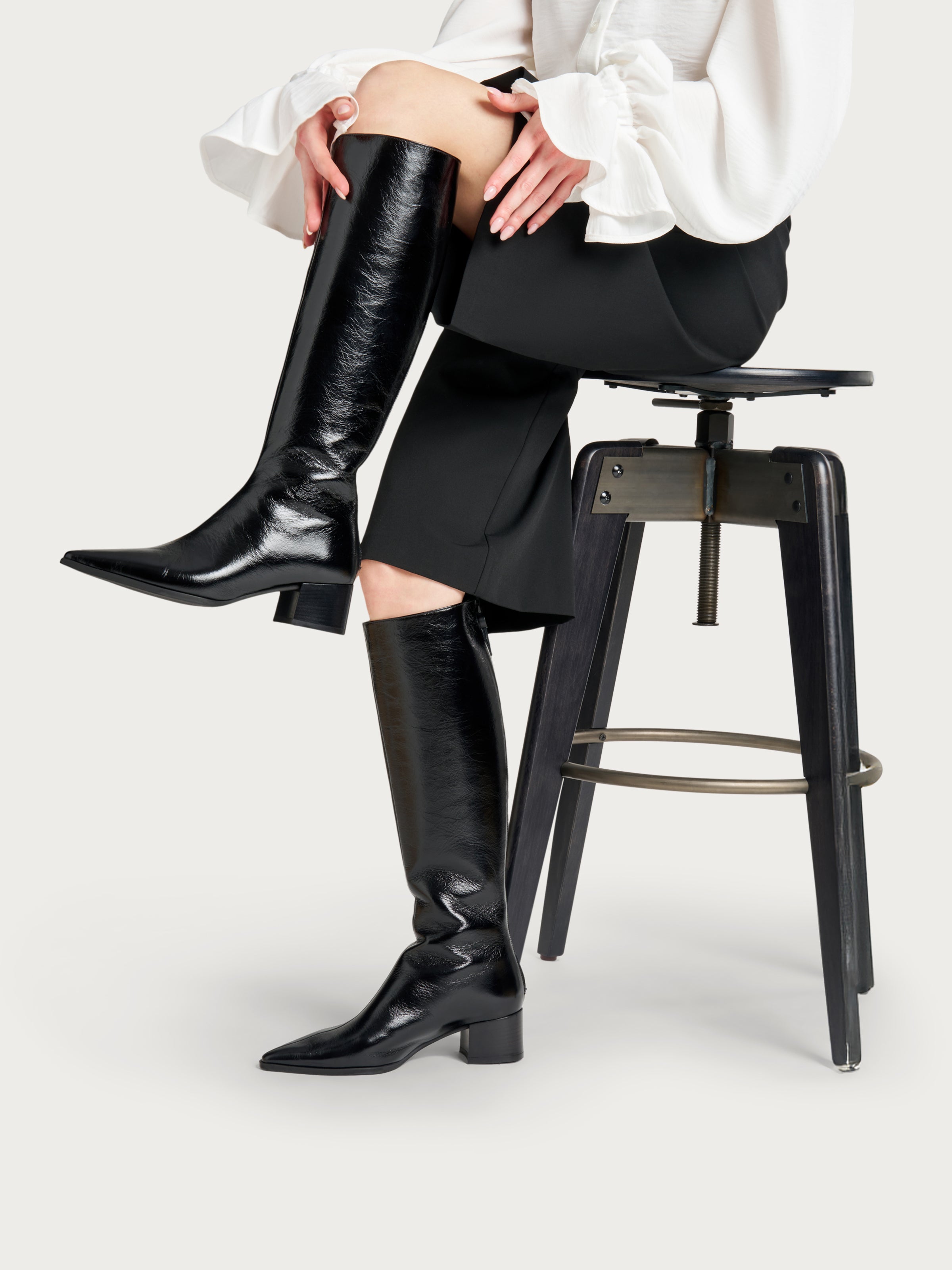 Stivali in pelle lucida creased con tacco FRAU - Main Image