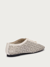 Schnürschuh aus gelasertem Leder - Off White | FRAU