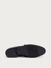 Eleganter Mokassin aus glänzendem Leder mit Schnalle - Blau | FRAU