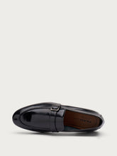 Mocassino elegante in pelle lucida con fibbia - Nero | FRAU