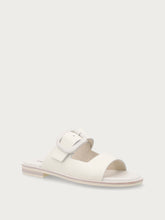 Pantoletten aus Leder mit Schnalle in abgestimmter Farbe - Off White | FRAU