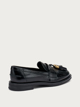 Creased polished leather loafers with tassels - Black | FRAU