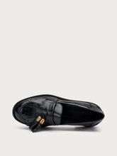 Creased polished leather loafers with tassels - Black | FRAU